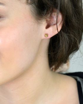 Kolczyki złote kwiatki pr 333, KL 5175 333 Podkreśl swój styl i kobiecość dzięki złotym kolczykom w kształcie kwiatków. Wykonane z wysokiej jakości złota próby 333 (4).JPG